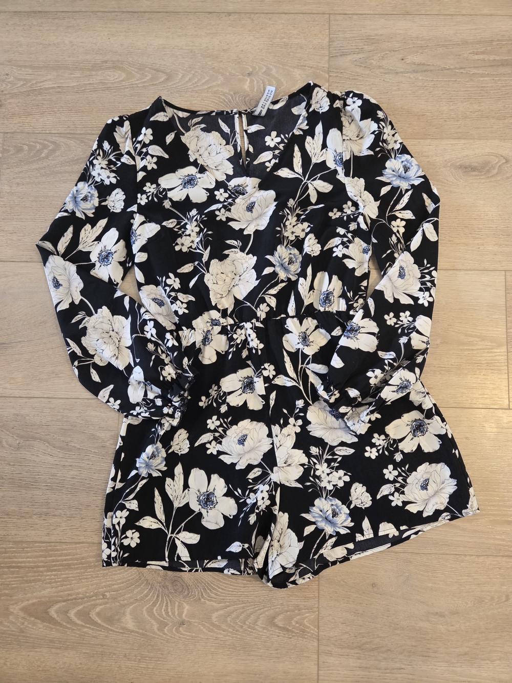 Design Lab Lord & Taylor Black Floral V-Neck Top with Cream Blooms